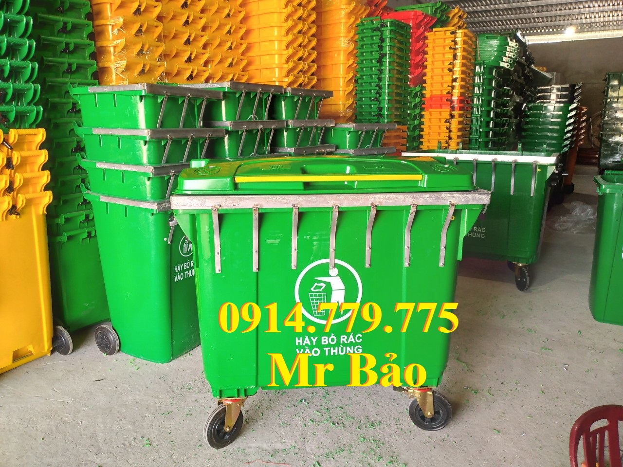 Thùng rác 660 lít màu xanh