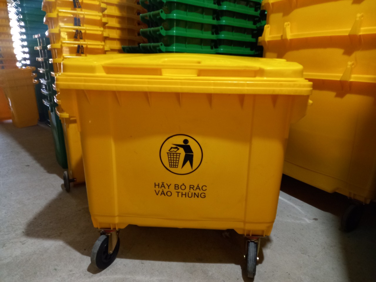 Thùng đựng rác có nắp đậy giá tốt