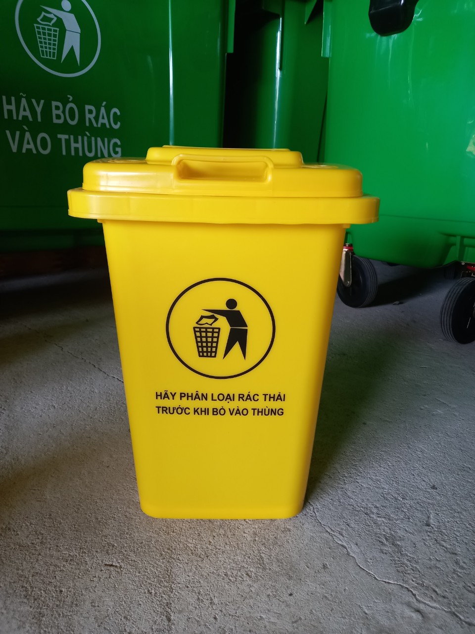 Thùng đựng rác có nắp đậy giá tốt