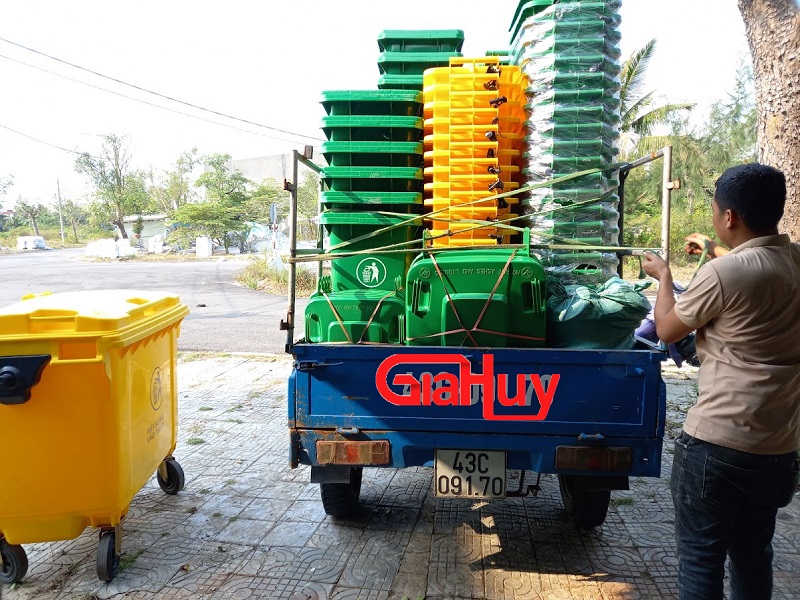 Thùng rác được Công ty Gia Huy vận chuyển bằng xe 1.25 tấn